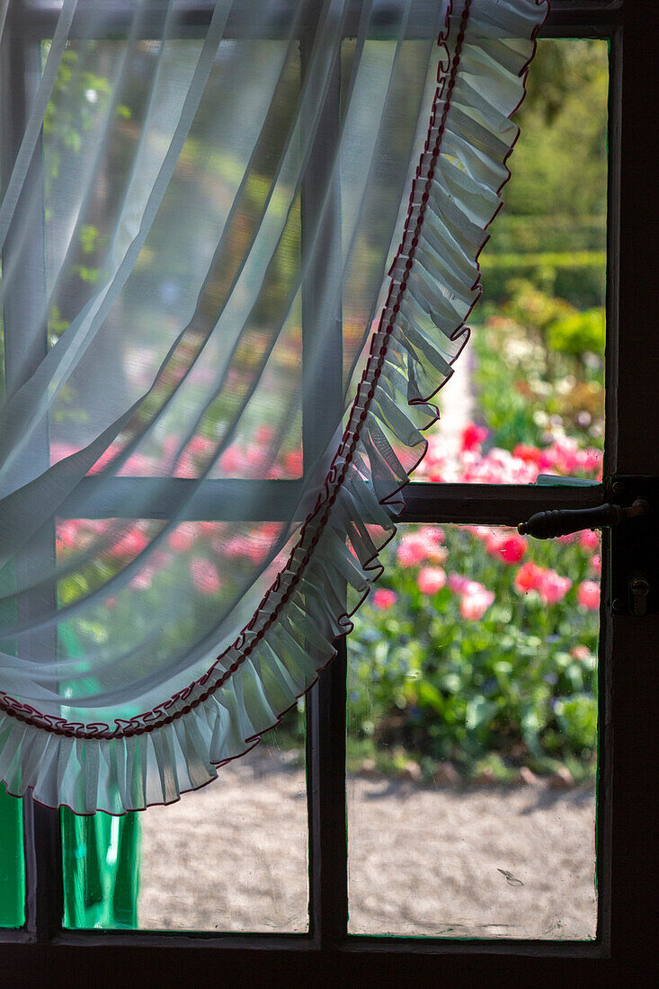 Frankreich, Giverny. Blick von der Küche in Monets Haus auf den Garten