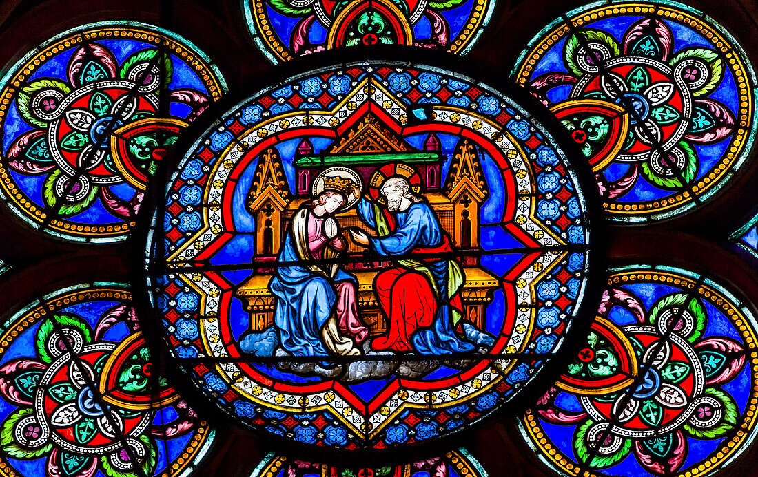 Jungfrau Maria, Jesus Christus, Glasmalerei, Kathedrale Notre Dame, Paris, Frankreich. Notre Dame wurde zwischen 1163 und 1250 n. Chr. erbaut.