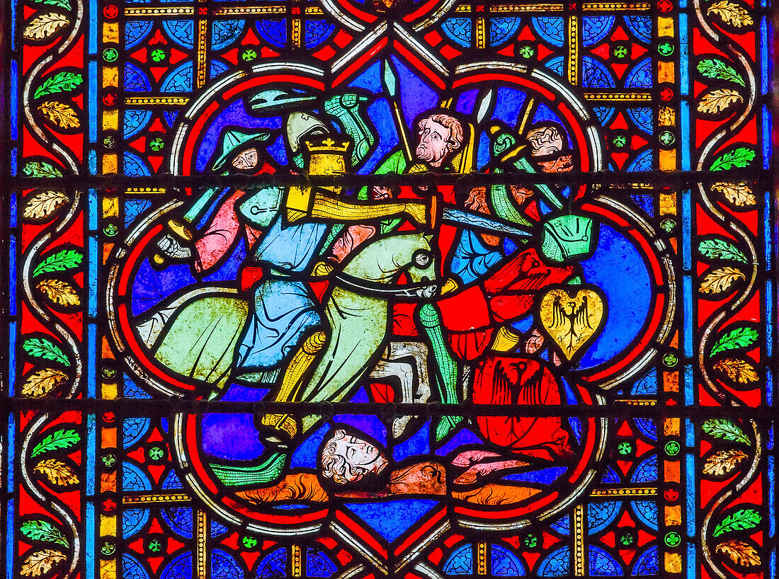Ritter kämpfen mit Schwertern Pferden Schlacht Krieg Glasmalerei, Kathedrale Notre Dame, Paris, Frankreich. Notre Dame wurde zwischen 1163 und 1250 n. Chr. erbaut.