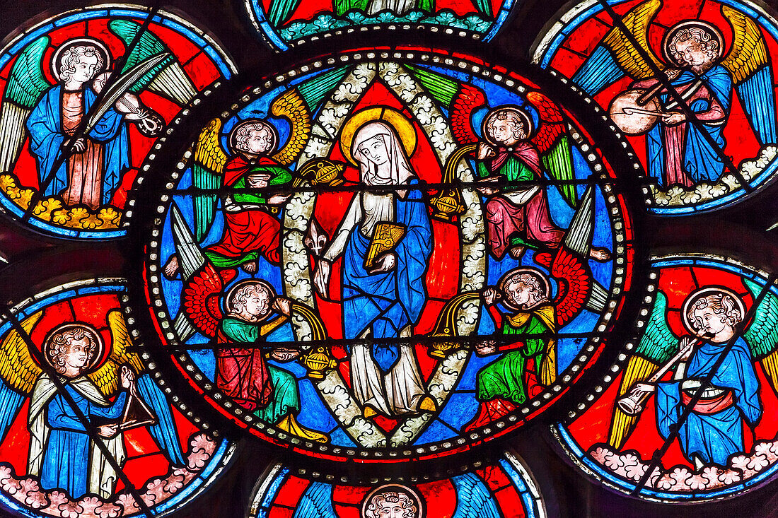 Jungfrau Maria, Engel, Glasmalerei, Kathedrale Notre Dame, Paris, Frankreich. Notre Dame wurde zwischen 1163 und 1250 n. Chr. erbaut.