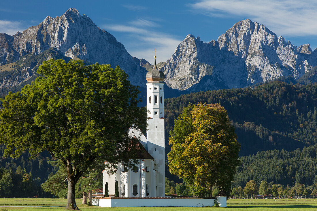Bayerische Alpen überragen die Pilgerkirche St. Coloman, Schwangau, Bayern, Deutschland