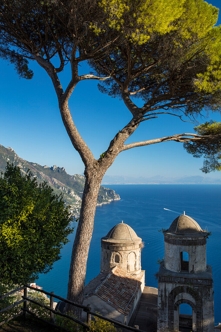 Blick über den Golf von Salerno von der Villa Rufolo, Ravello, Kampanien, Italien