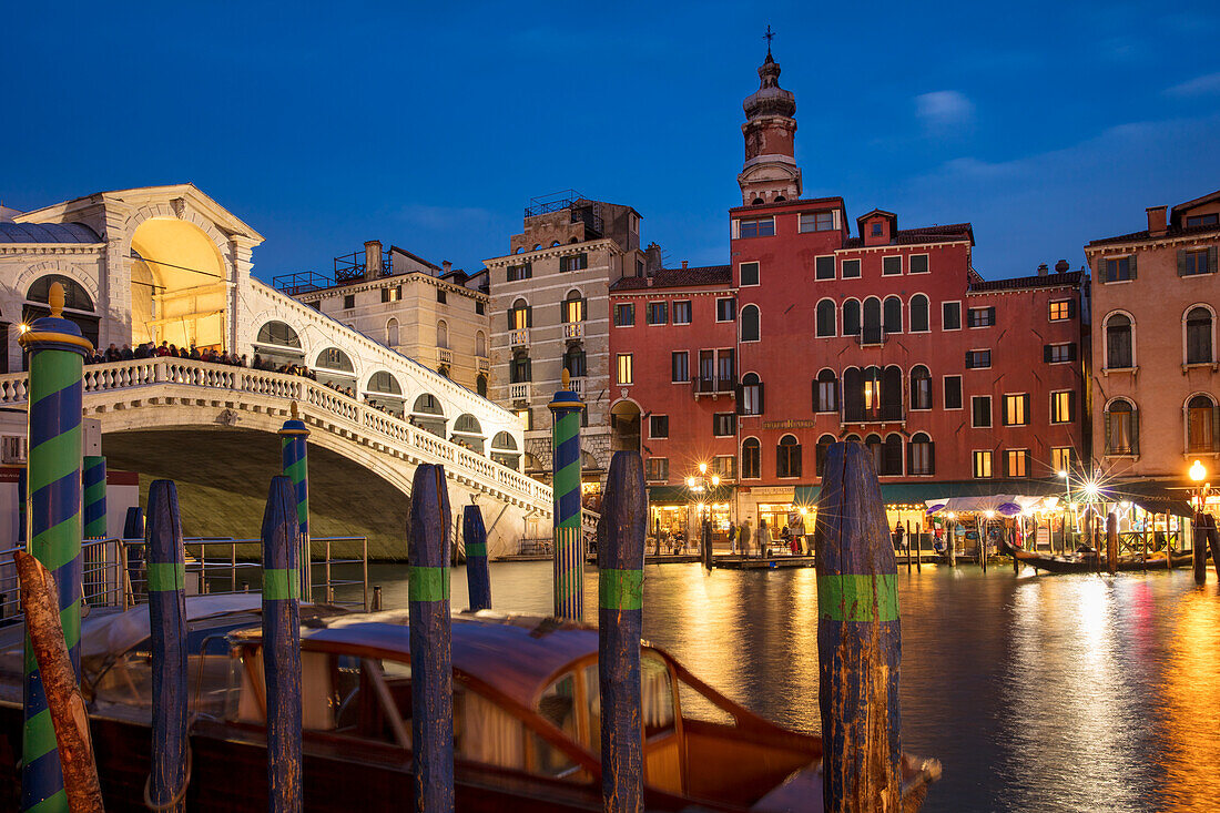 Dämmerung über der Rialtobrücke und dem Canal Grande, Venedig, Venetien, Italien