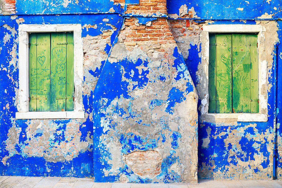 Italien, Burano. Verwittertes Haus außen