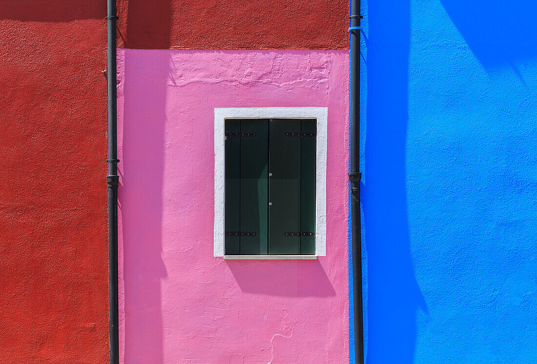 Italien, Burano. Bunte Hauswände