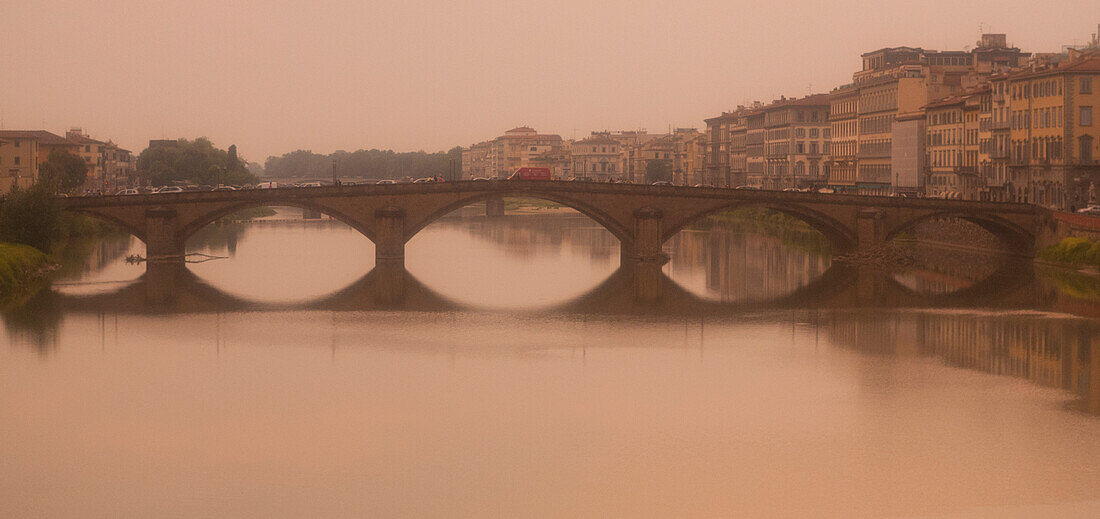 Italien, Florenz. Ein nostalgischer, nebliger Blick auf eine Brücke über den Arno.