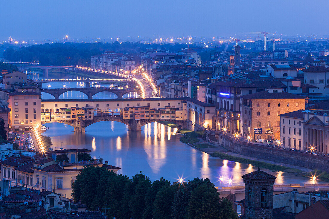 Italien, Florenz. Blick auf die Stadt in der Morgendämmerung vom Piazale Michelangelo aus.