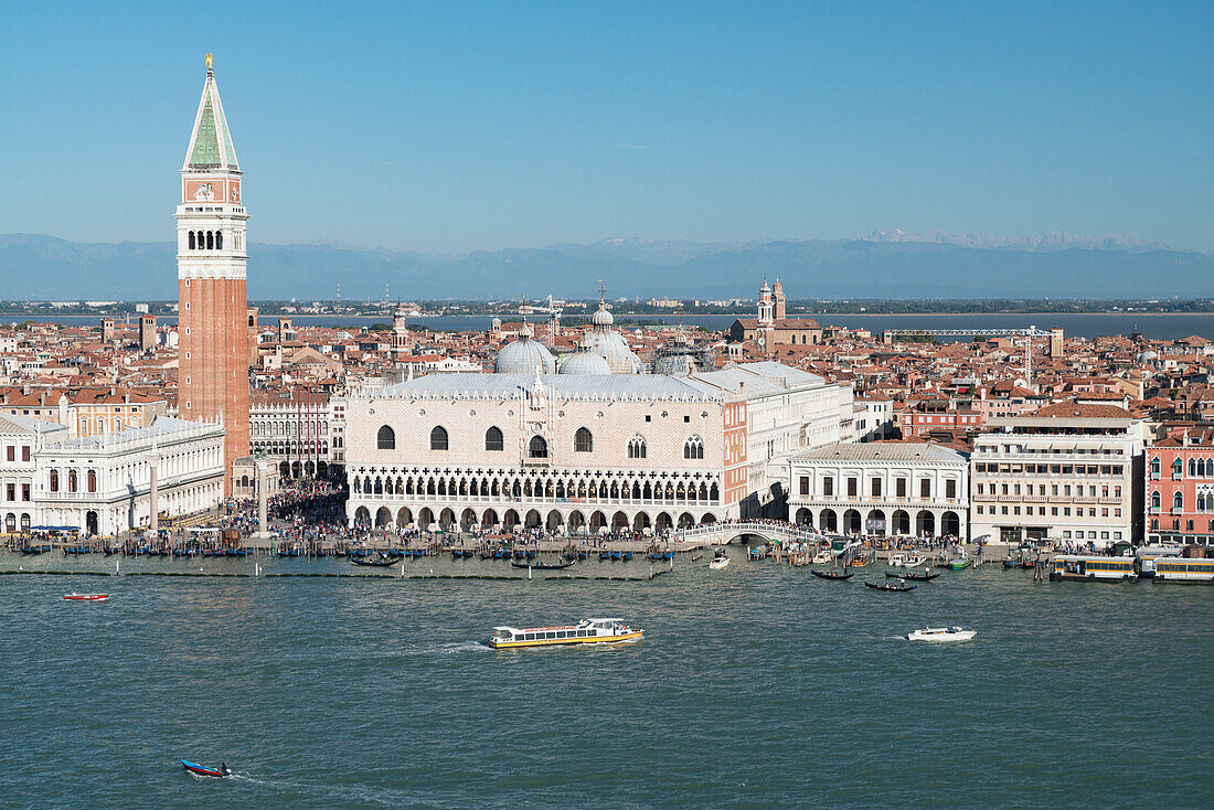 Italien, Venedig. Blick auf Venedig vom Glockenturm der Insel San Giorgio.
