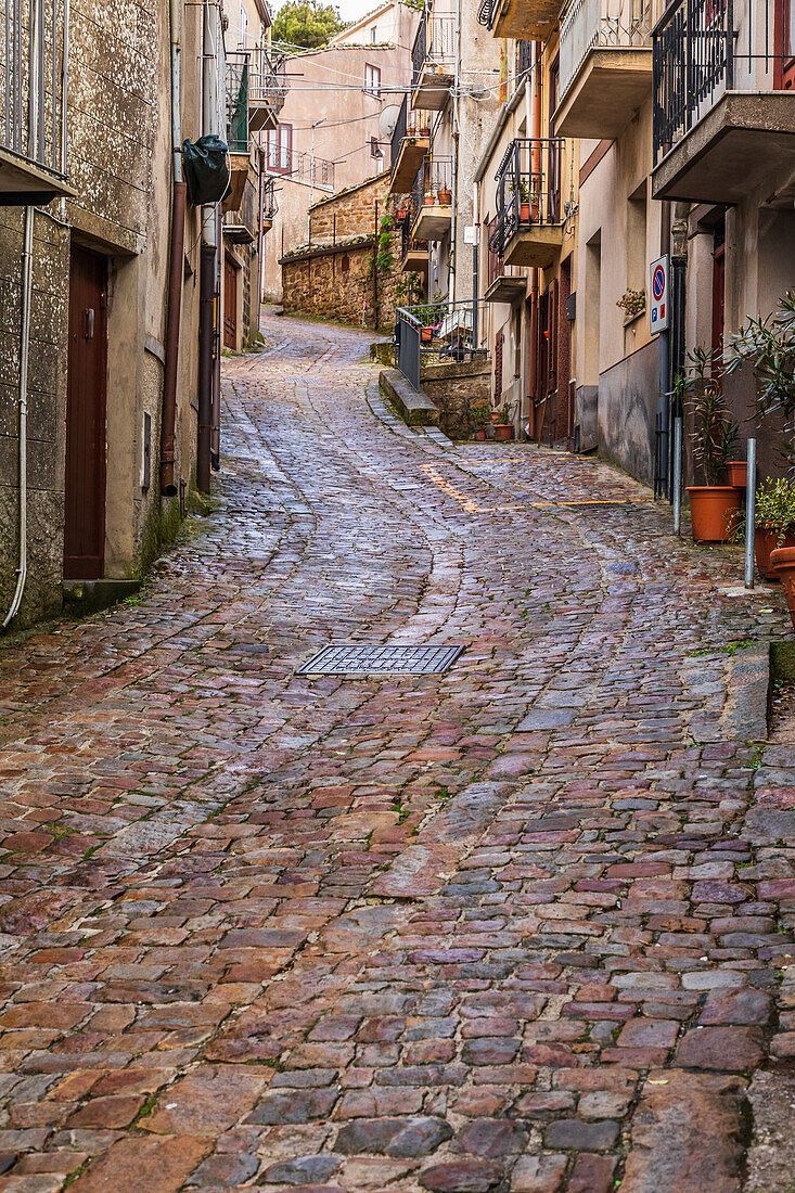 Italien, Sizilien, Provinz Palermo, Geraci Siculo. Gewundene enge Kopfsteinpflasterstraße in der Stadt Geraci Siculo.