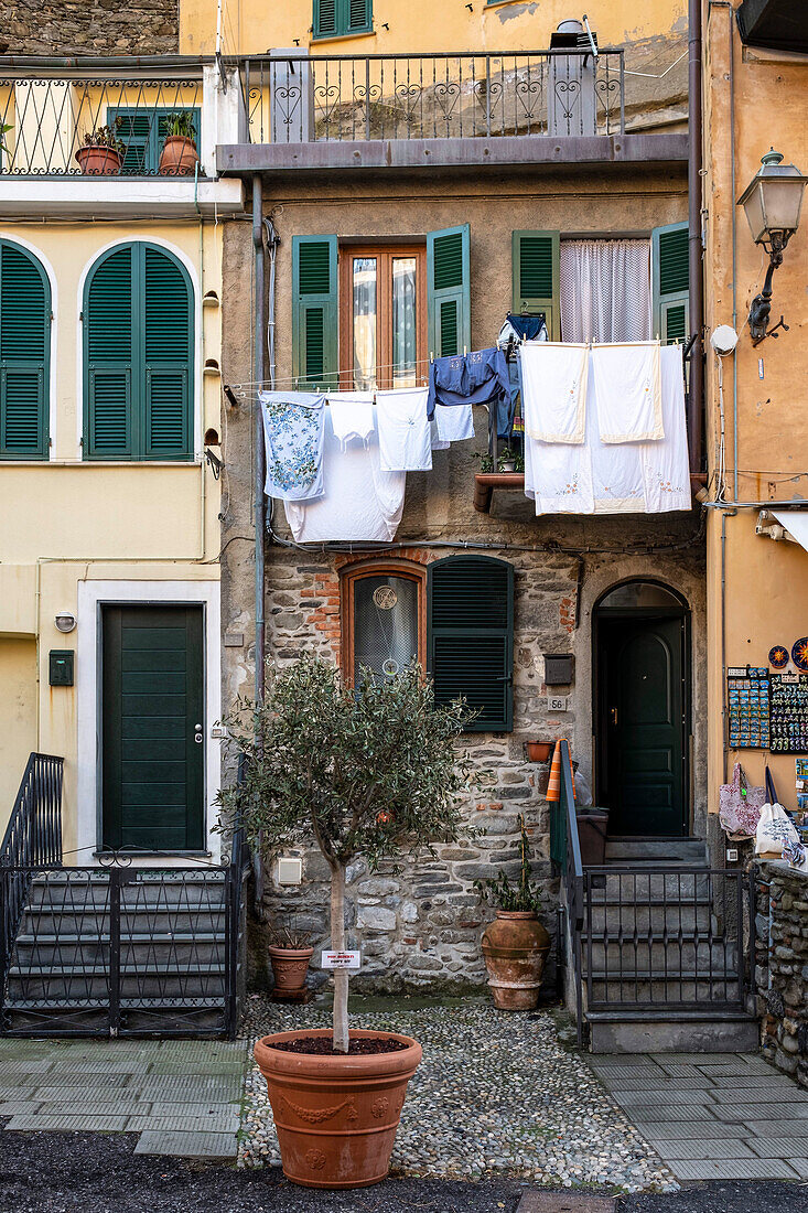 Italien, Cinque Terre, Vernazza, hängende Wäsche
