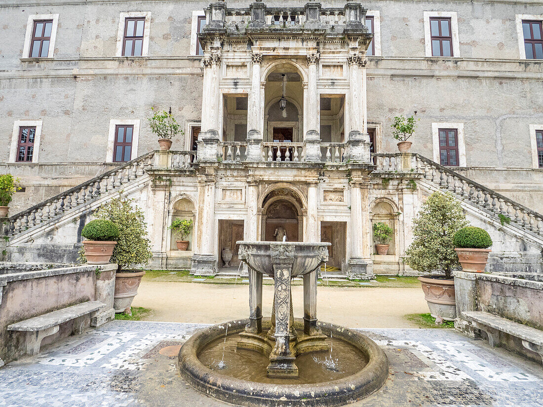 Italien, Latium, Tivoli, Villa d'Este. Die doppelte Loggia bot Zugang zu den Prunkräumen und eine Terrasse für die darüber liegenden Kardinalswohnungen.