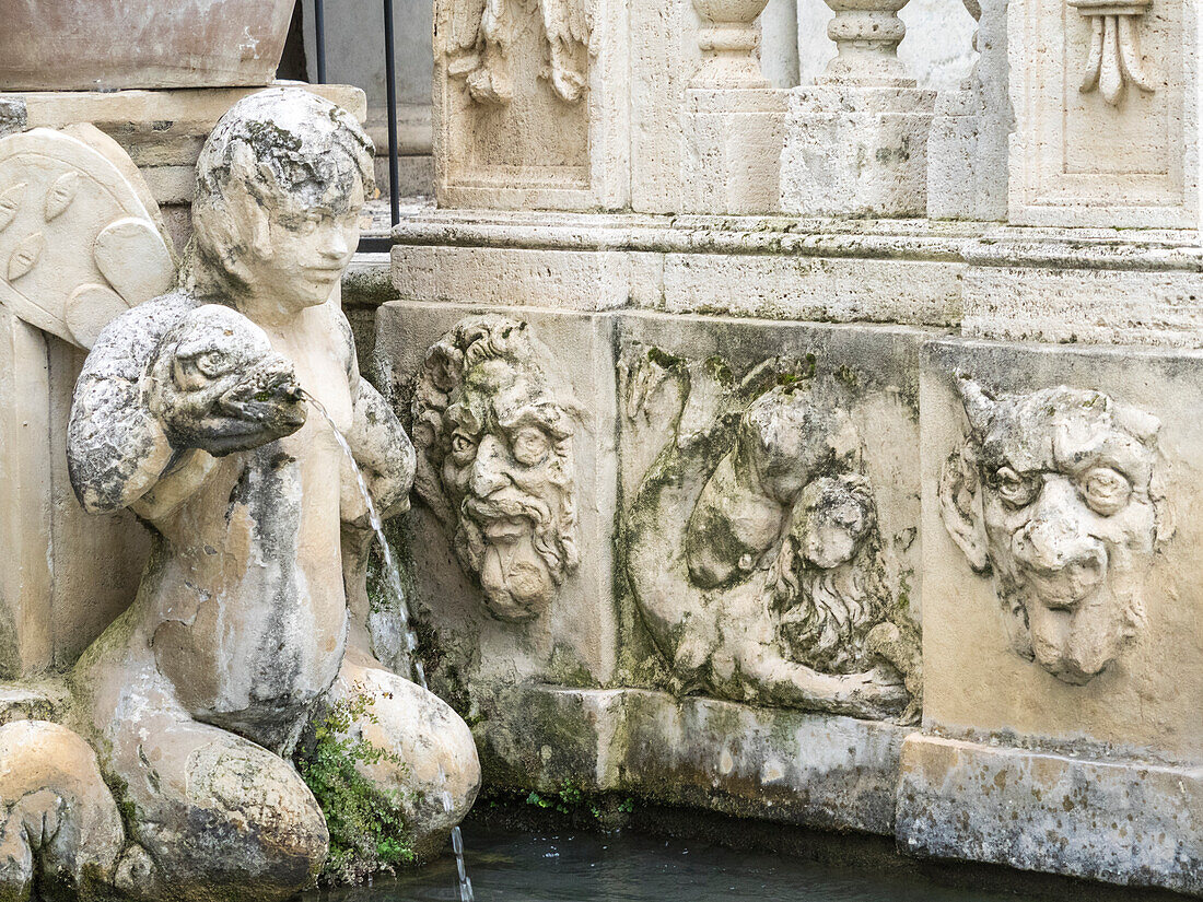 Italien, Latium, Tivoli, Villa d'Este. Detail des Brunnens der Orgel.