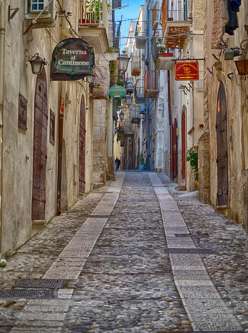 Italien, Apulien, Foggia, Vieste. Eine malerische Gasse in der Altstadt von Vieste.