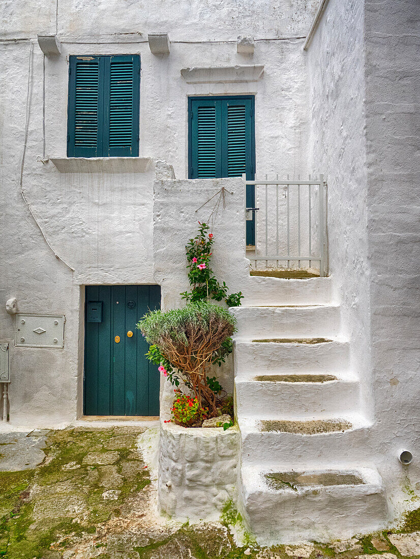 Italien, Apulien, Brindisi, Itria-Tal, Ostuni. Bunte Türen und Fensterläden in den Gassen und Straßen der Altstadt von Ostuni.