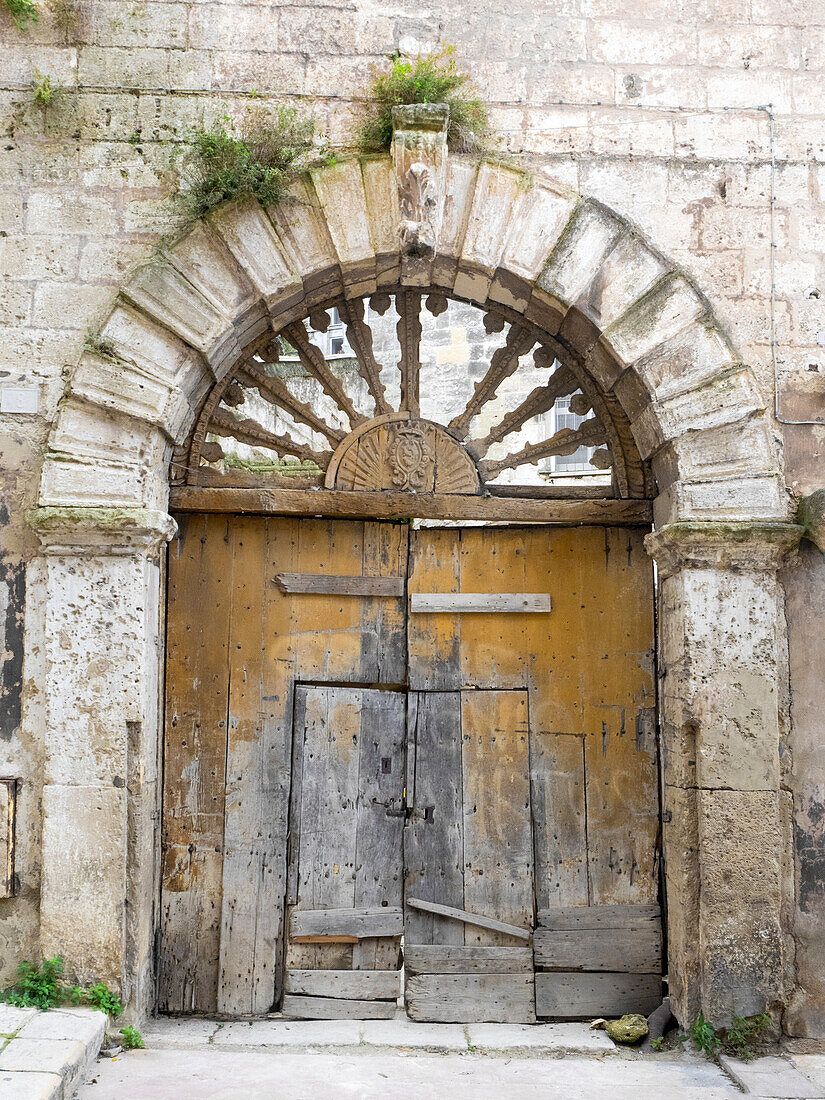 Italien, Basilikata, Matera. Alte verschnörkelte Holztür in der Altstadt von Matera.