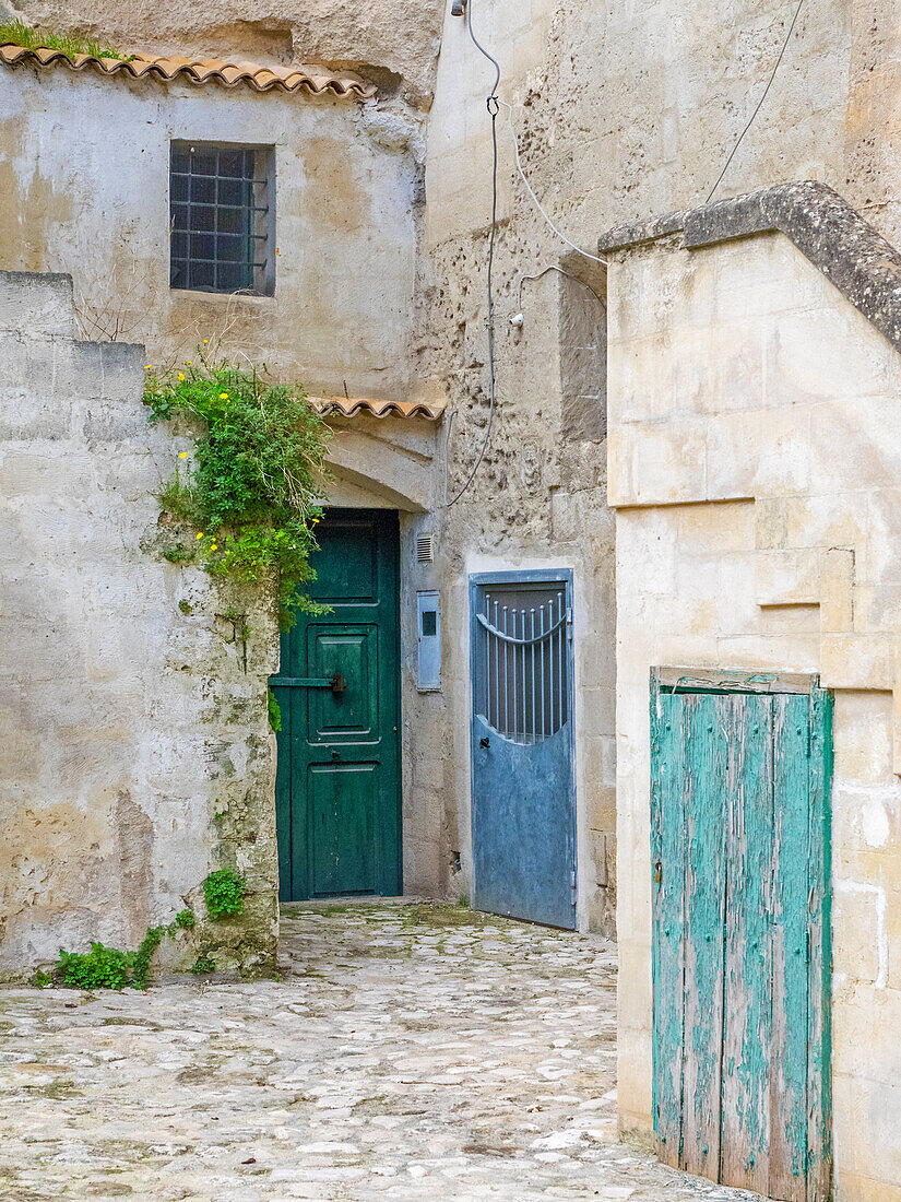 Italien, Basilikata, Matera. Türen in einem Innenhof in der Altstadt von Matera.