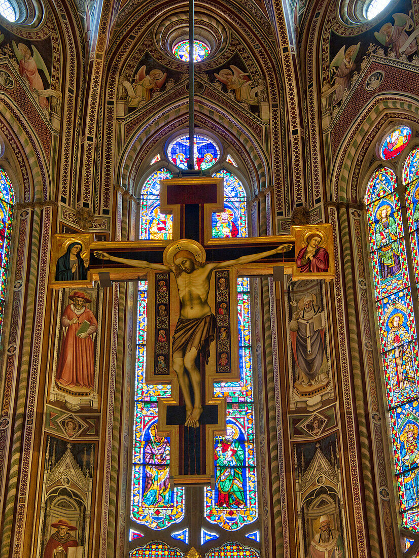 Italien, Florenz. Das Kruzifix von Giotto im Hauptschiff der Kirche Santa Maria Novelle.