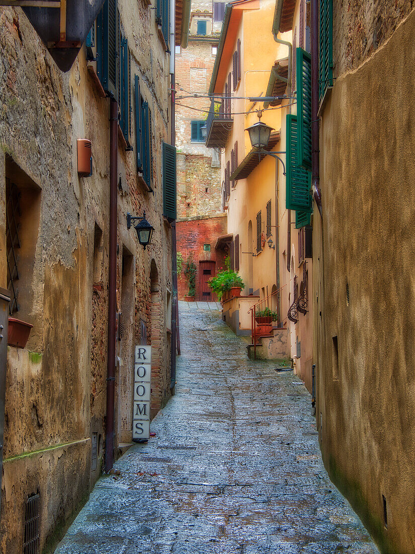 Italien, Toskana. Eine enge Straßenszene in einem Dorf in der Toskana.