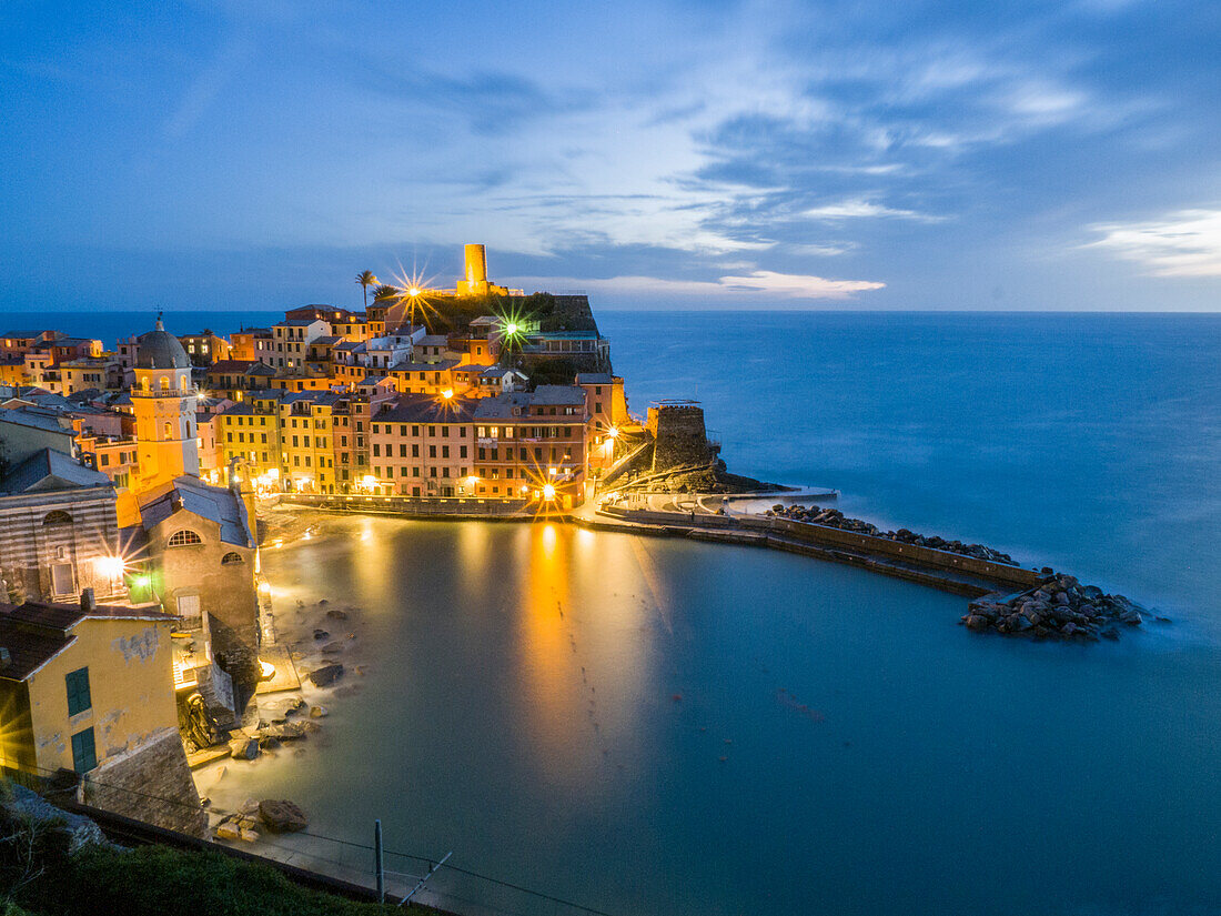 Italien, Toskana. Die Stadt Vernazza in den Hügeln am Abend, Cinque Terre, Region Ligurien, Italien