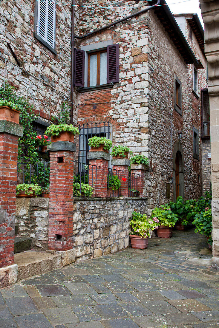 Italien, Radda in Chianti. Eingang zu den Häusern entlang der Straßen von Radda in Chianti.