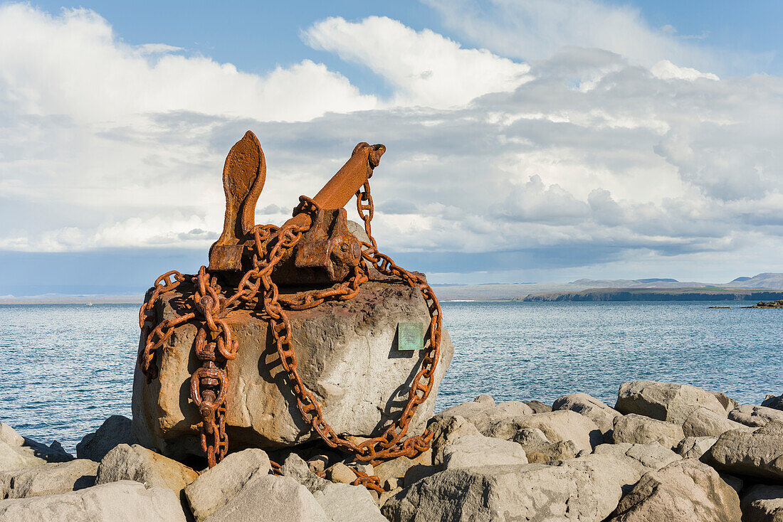Keflavik auf der Halbinsel Reykjanes, Denkmal mit Anker im Hafen. Nordeuropa, Island