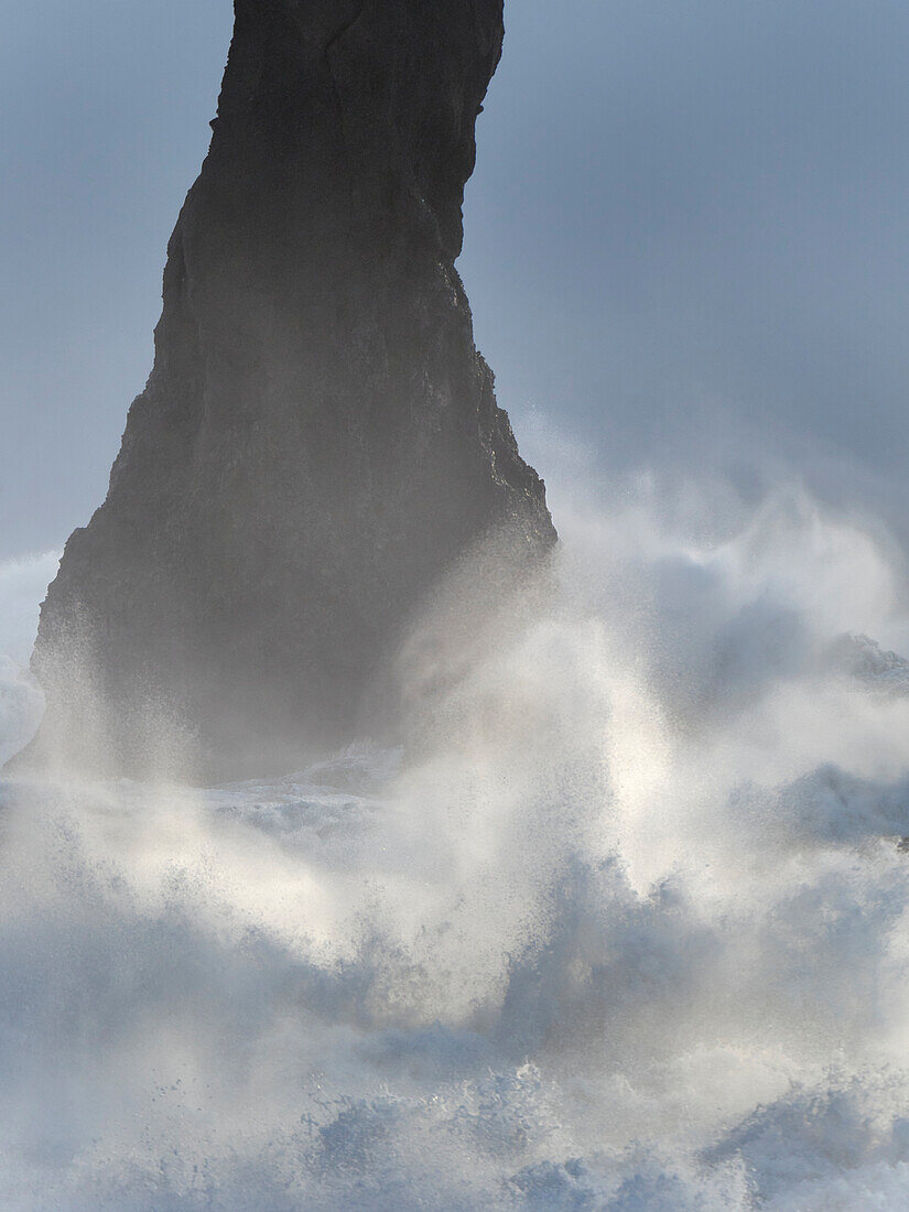 Küste bei Vik i Myrdal im Winter. Die Reynisdrangar-Schornsteine, Island.