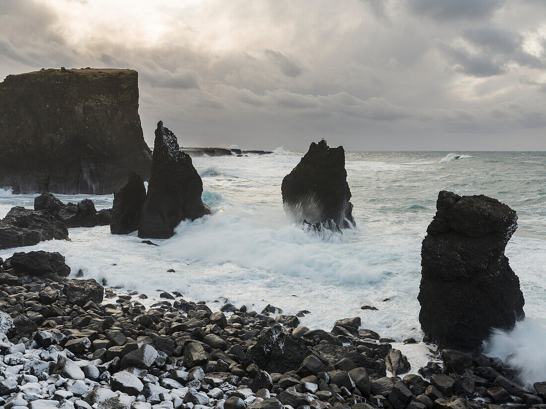 Die Küste bei Reykjanesviti und Valahnukur auf der Halbinsel Reykjanes im Winter.