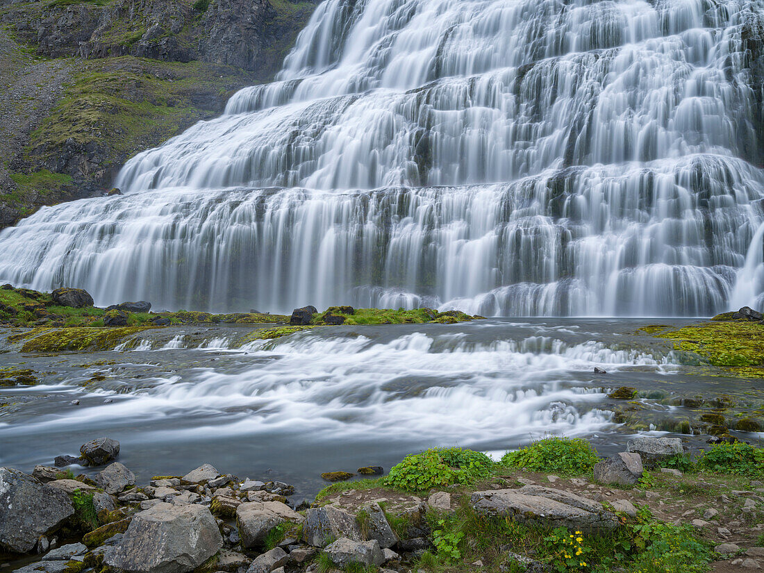 Dynjandi-Wasserfall, eine Ikone der Westfjorde im Nordwesten Islands.