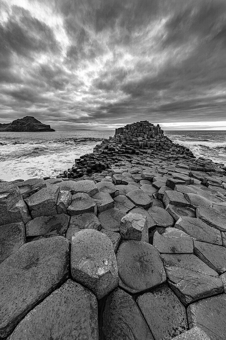 Ineinander greifende Basaltsäulen bei Sonnenuntergang am Giants Causeway bei Bushmills, Nordirland