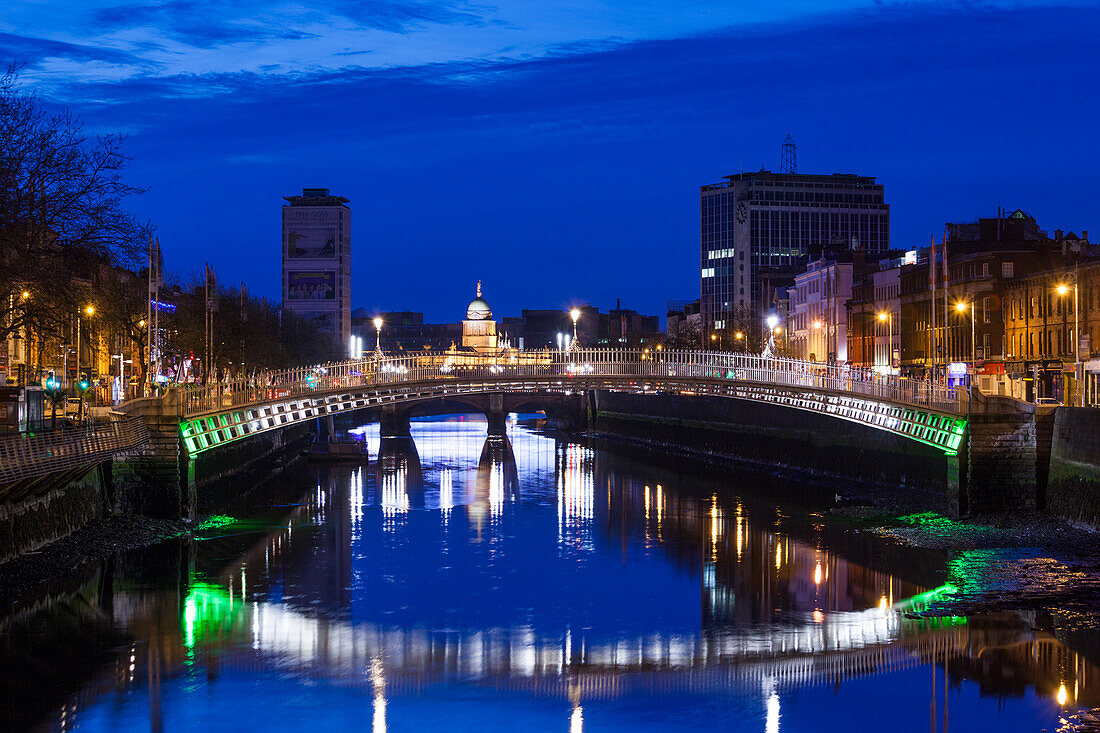 Irland, Dublin, Ha'Penny Bridge über den Fluss Liffey, Dämmerung