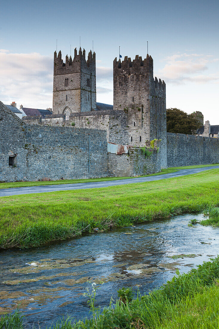 Irland, Grafschaft Tipperary, Fethard, Stadtmauern, Abenddämmerung