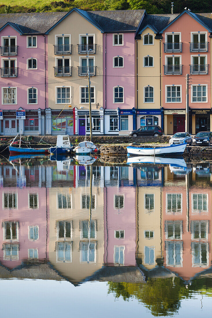 Irland, Grafschaft Cork, Bantry, Gebäude am Hafen, morgens