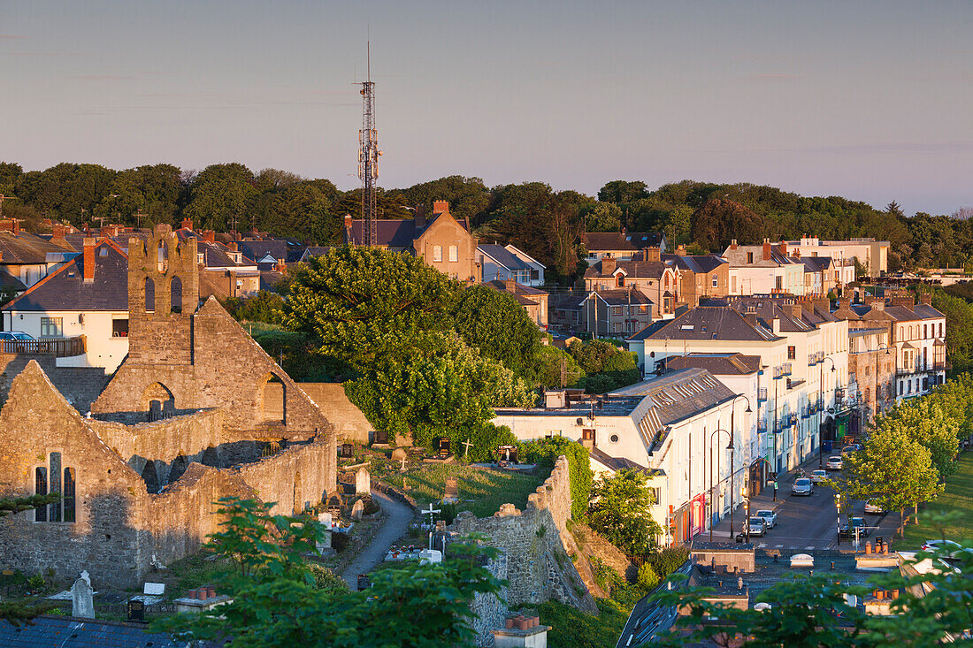 Irland, Grafschaft Fingal, Howth, erhöhter Blick auf die Stadt, Dämmerung