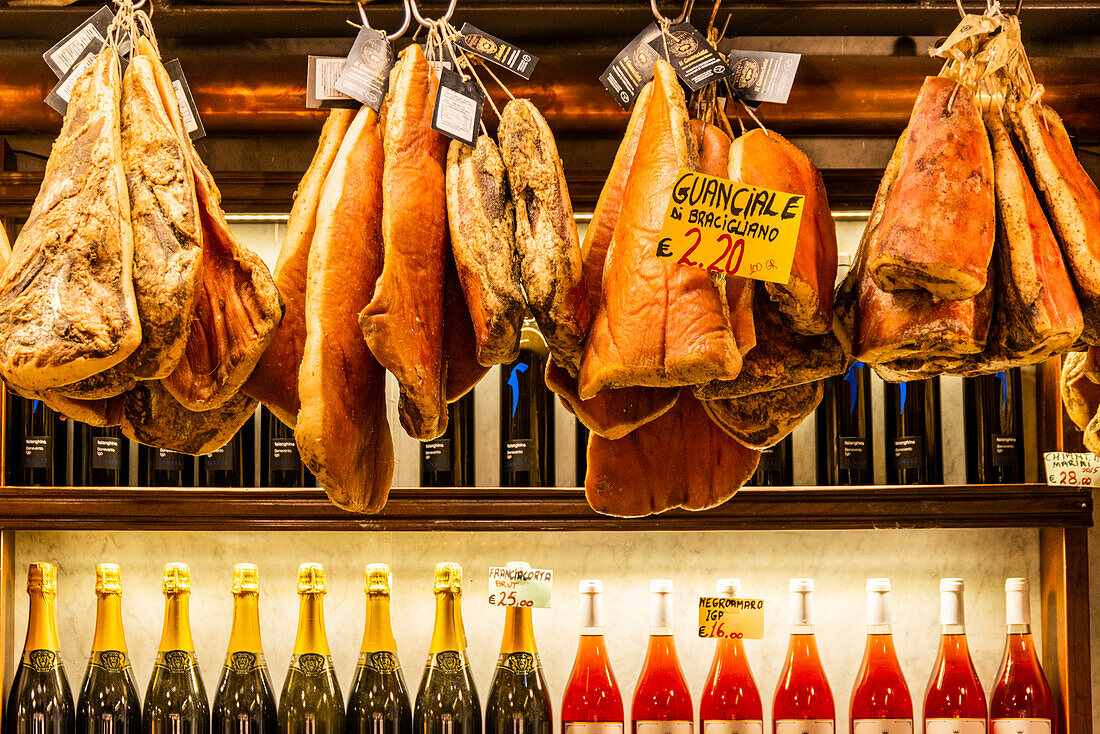 Italien, Rom. Piazza della Rotunda, Fleisch (Schinken) und Wein zum Verkauf bei Salami Antica