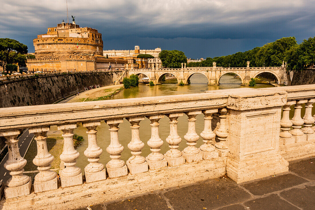 Italien, Rom. Tiber, Engelsburg und Engelsbrücke flussaufwärts von der Brücke Vittorio Emmanuelle II gesehen.