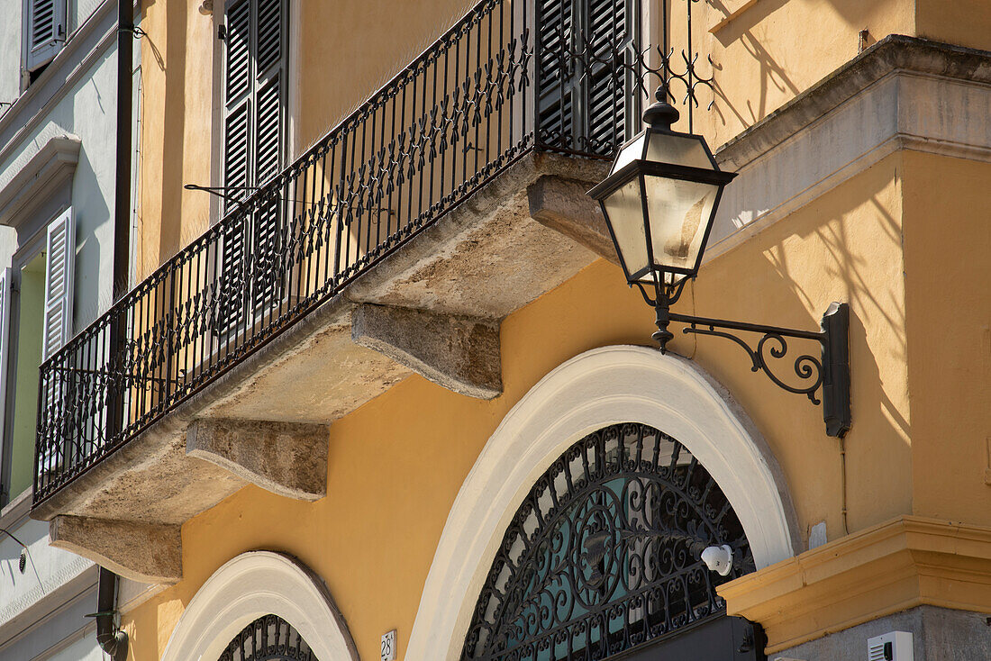 Italien, Lombardei, Cremona. Balkon mit Schmiedeeisenarbeiten