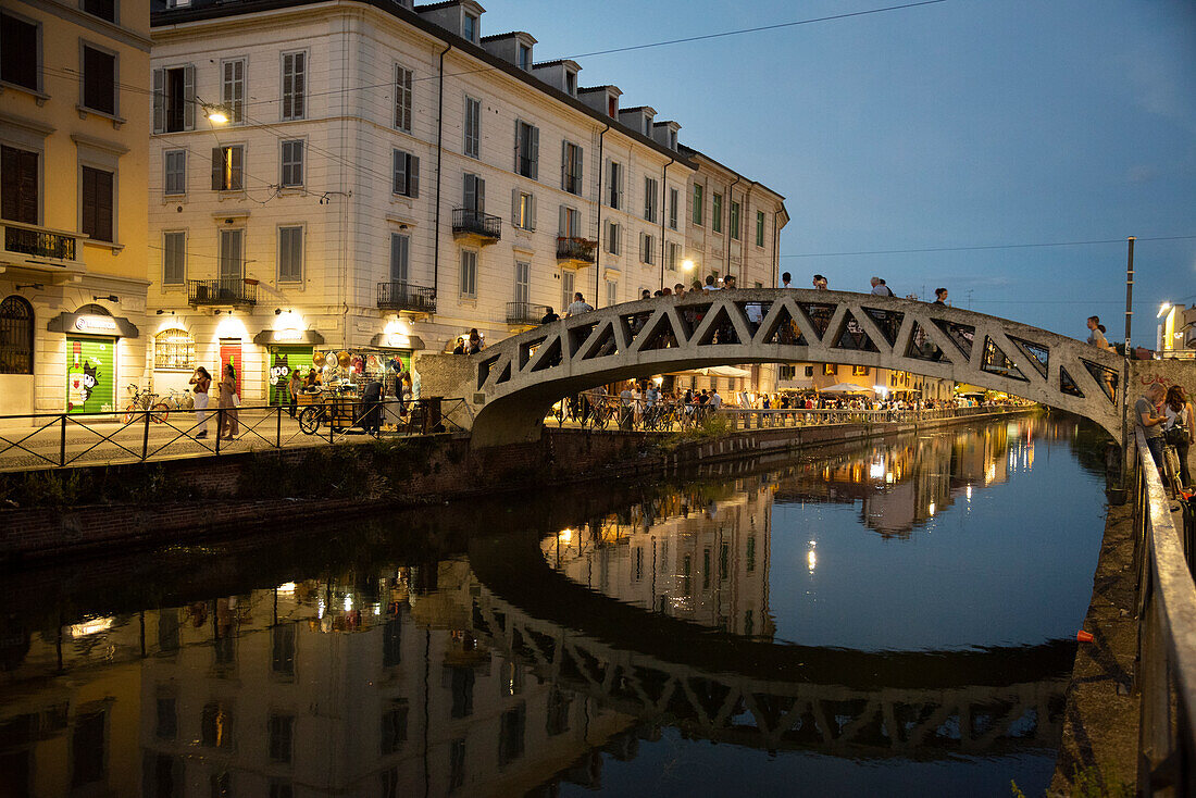 Italien, Lombardei, Mailand. Historisches Kanalgebiet Naviglio Grande, bekannt für sein pulsierendes Nachtleben