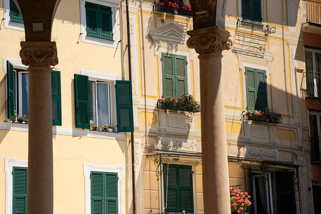 Italien, Provinz Genua, Rapallo. Bunte Gebäude in einer Ferienanlage