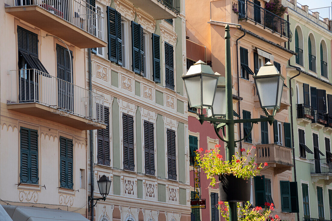 Italien, Ligurien, Santa Margherita Ligure. Pastellfarbene Gebäude