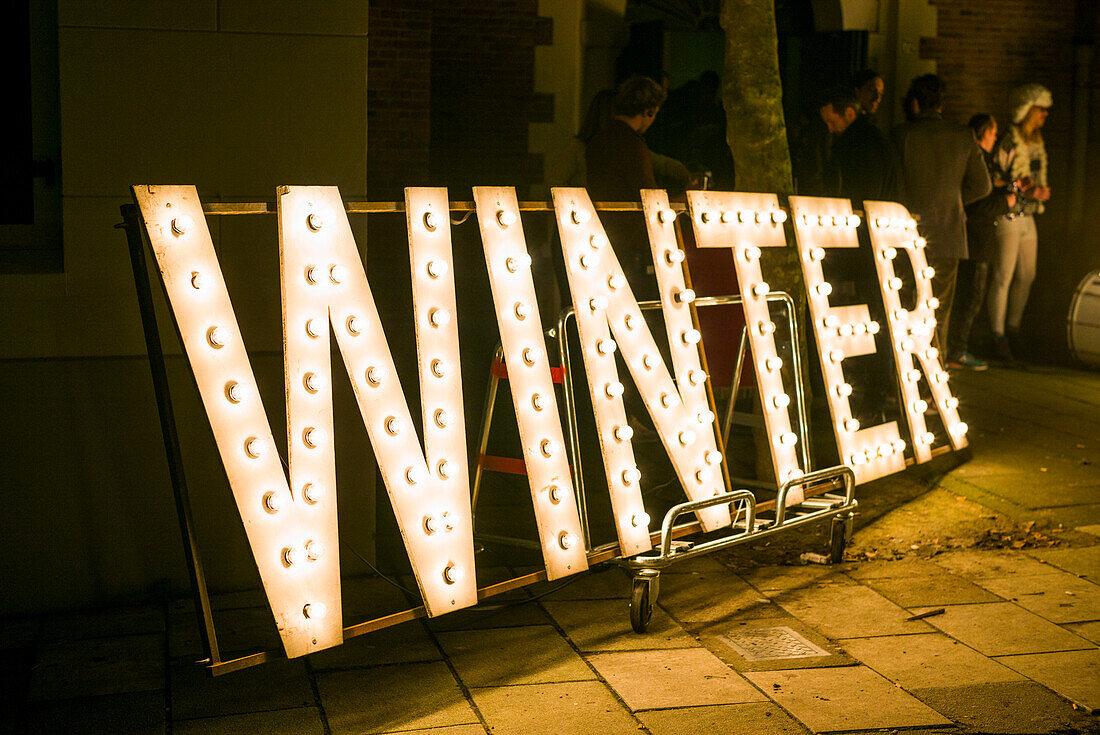 Niederlande, Amsterdam. Schilder für die Winterparade