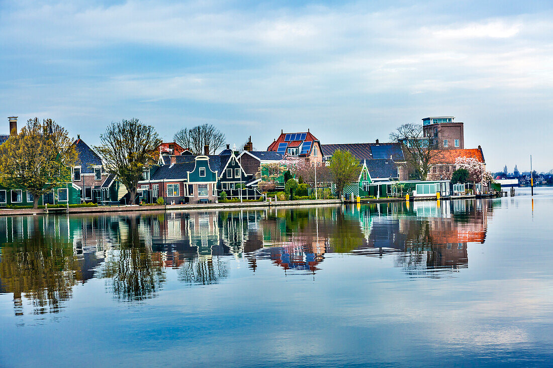Fluss Zaan Zaanse Schans Altes Dorf auf dem Lande, Holland, Niederlande.