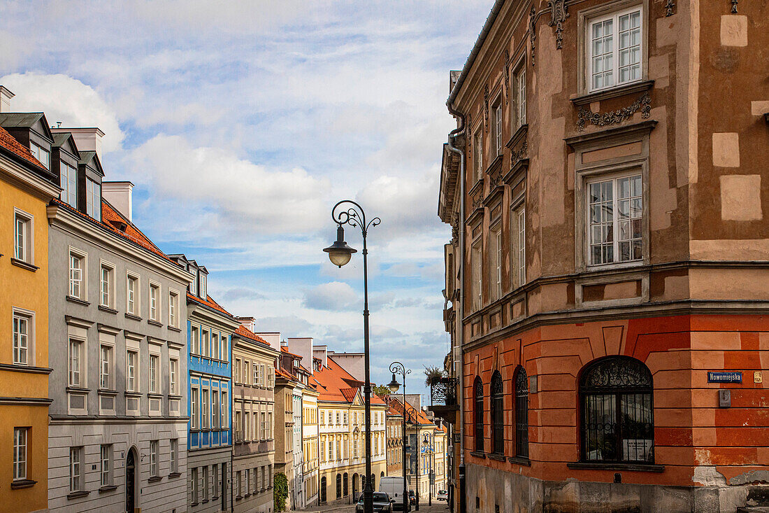 Eine Straße mit Häusern liegt abseits des Hauptplatzes in der Warschauer Altstadt. Die Häuser wurden nach den deutschen Bombenangriffen im Zweiten Weltkrieg restauriert.
