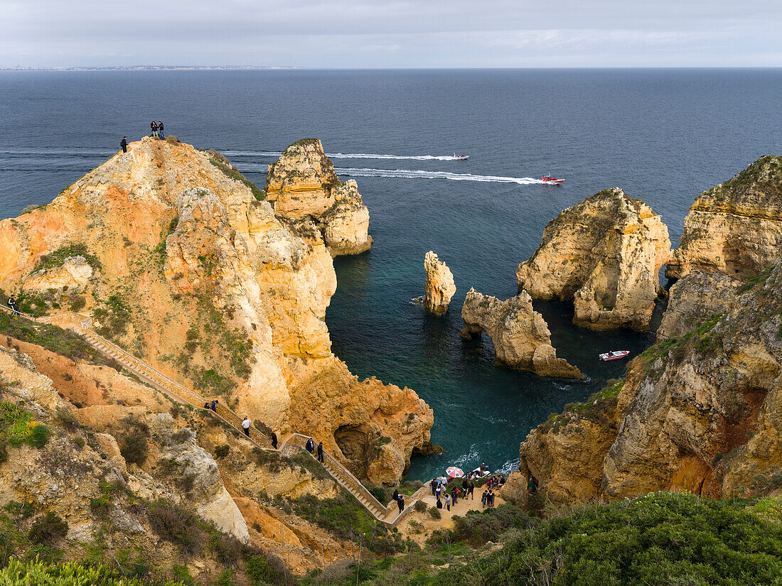 Die Klippen und Schornsteine von Ponta da Piedade an der Felsenküste der Algarve in Portugal.