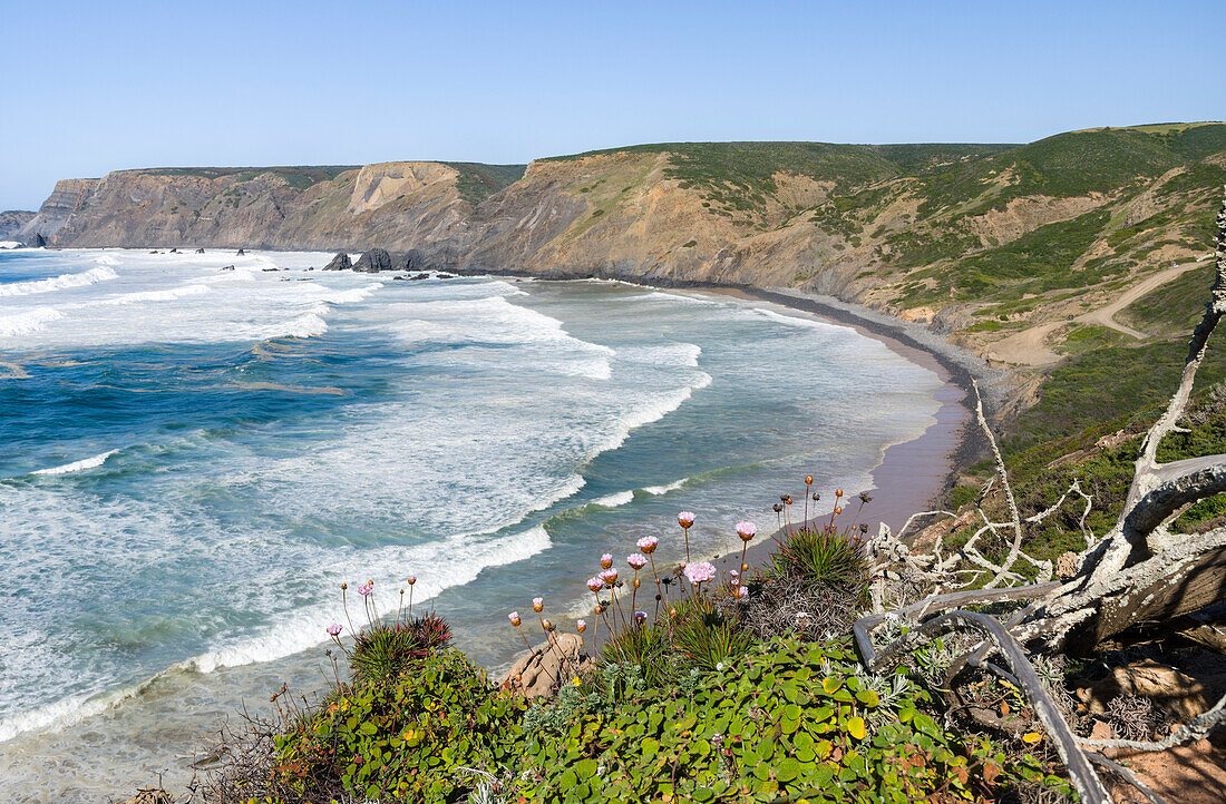 Praia da Ponta Ruiva an der Costa Vicentina. Die Küste der Algarve im Frühling. Portugal