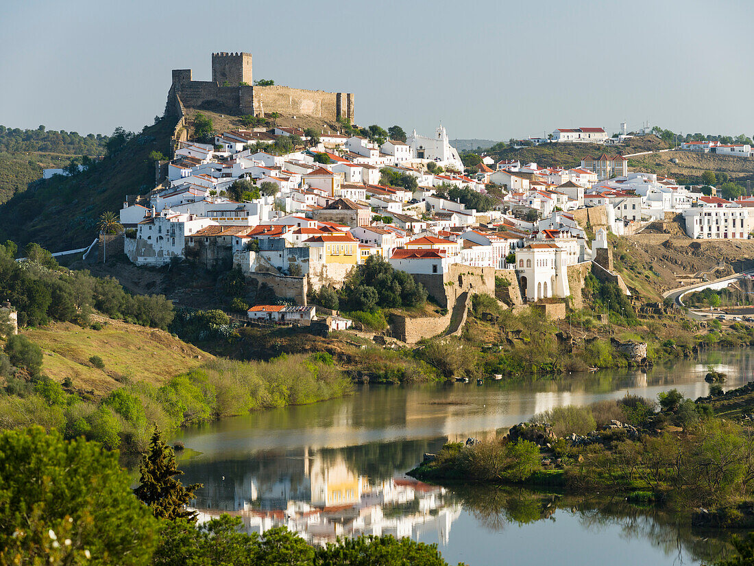 Mertola an den Ufern des Rio Guadiana im Alentejo. Portugal