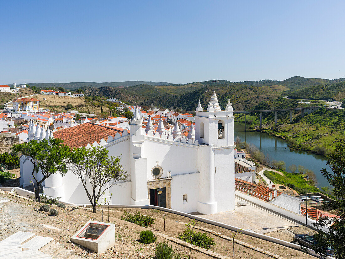 Die Kirche von Mertola, eine ehemalige Moschee aus der Zeit der Mauren. Mertola an den Ufern des Rio Guadiana im Alentejo. Portugal