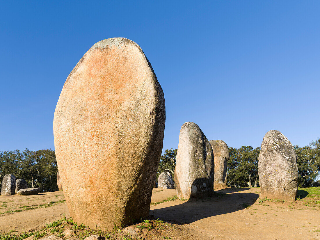 Almendres Cromlech (Cromeleque dos Almendres), ein ovaler Steinkreis aus dem späten Neolithikum oder der frühen Kupferzeit. Portugal