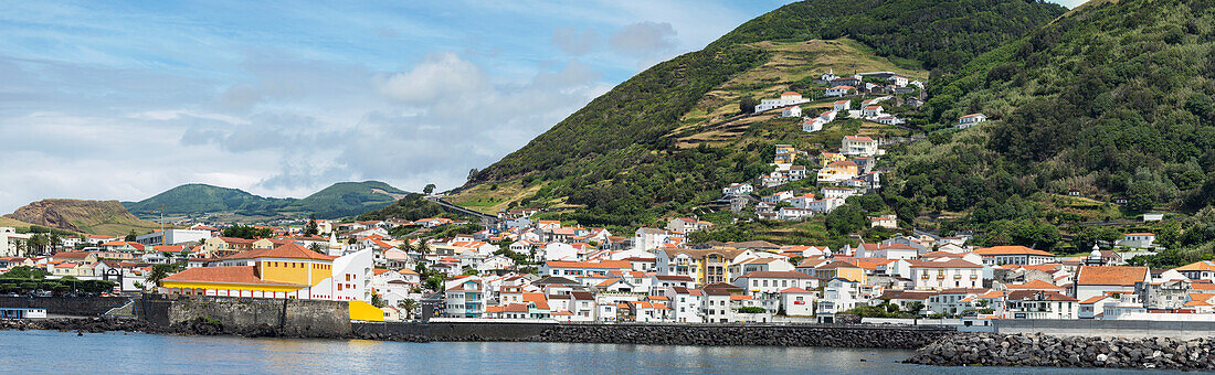 Velas, der Hauptort auf der Insel Sao Jorge, Azoren, Portugal.