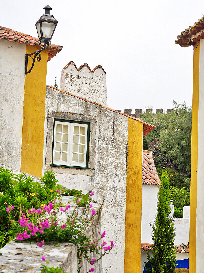 Portugal, Obidos. Grafische Gebäude innerhalb der Stadtmauern