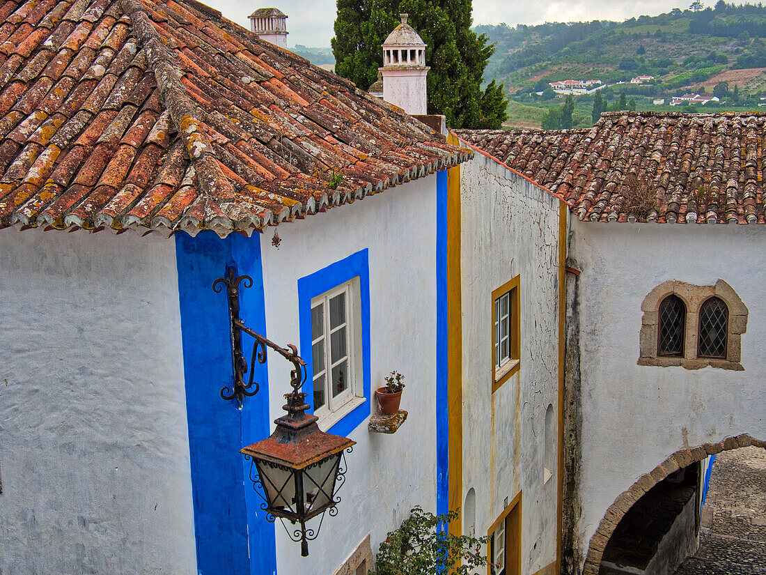 Portugal, Obidos. Grafische Gebäude innerhalb der weißen Stadtmauer